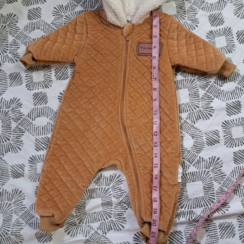Tahari Baby quilted velour fleece lined hood full zip onesie sz6-9mos